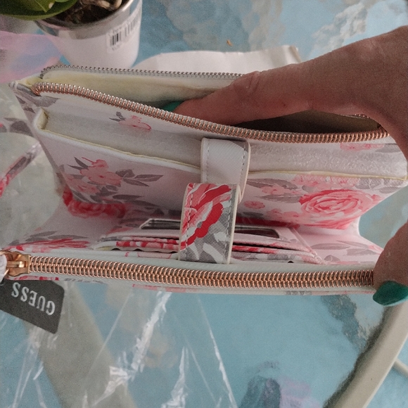 Guess - Picture 7 of 8